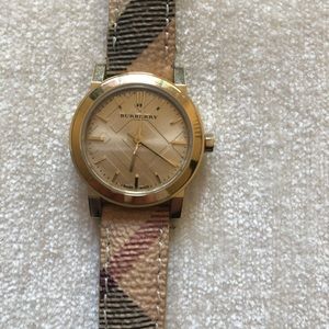 Burberry Watch with classic Burberry plaid plasticized leather strap
